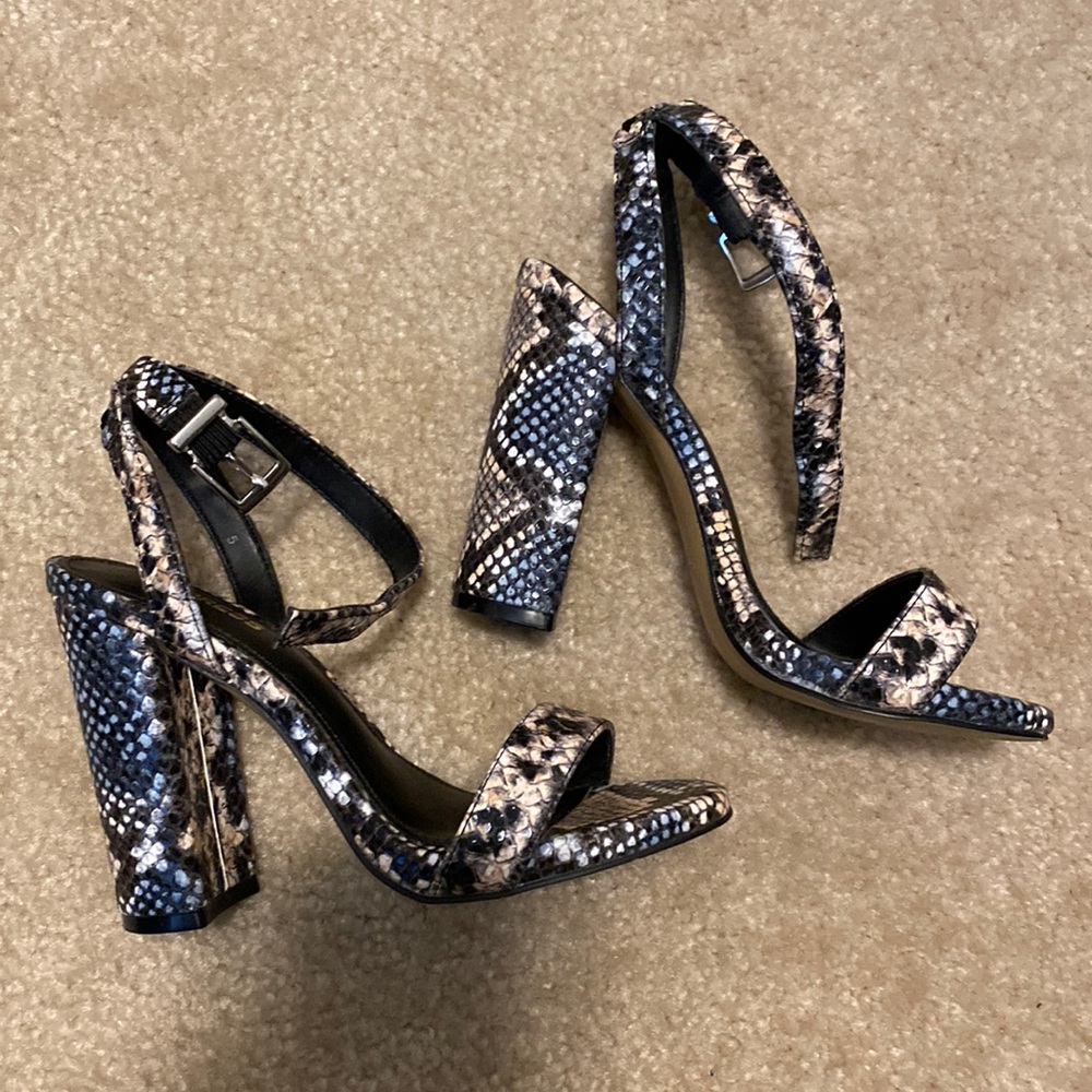 Express Block Heel Sandala